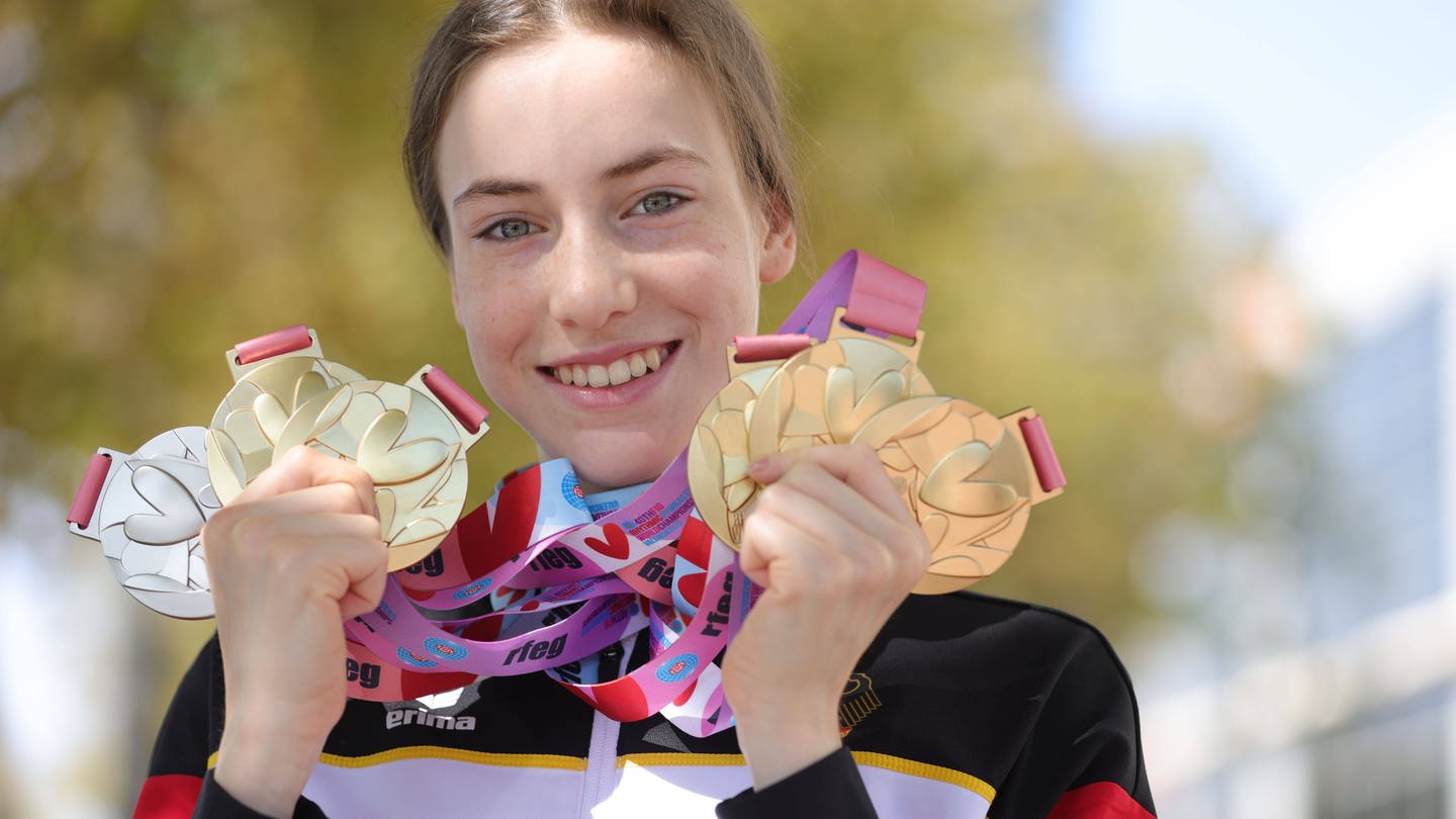 Darja Varfolomeev zeigt ihre WM-Medaillen. (Foto: IMAGO, IMAGO / Schreyer)