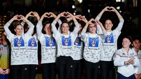 Emotionale T-Shirt Grüße an die verletzte Elisabeth Seitz vom deutschen Turnteam.