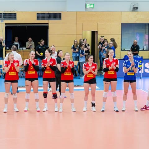 20.01.2024, Volleyball, 1. Bundesliga Frauen, 20232024 - VC Neuwied 77 - VC Wiesbaden Spielerinnen vom VC Neuwied stehen nach dem Einlaufen gemeinsam auf dem Spielfeld.