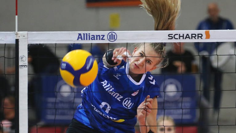 Monique Strubbe von Allianz MTV Stuttgart im Angriff beim Spiel gegen den VC Wiesbaden