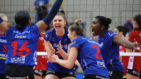 Volleyballerinnen vom MTV Stuttgart freuen sich.  (Foto: imago images, IMAGO/Pressefoto Baumann)