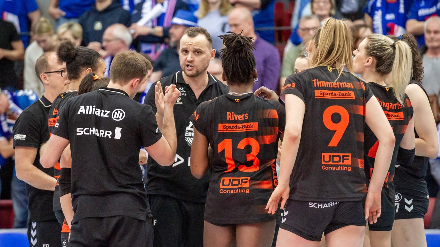 Stuttgarter Volleyballerinnen bei der Ansprache (Foto: IMAGO, Eibner)