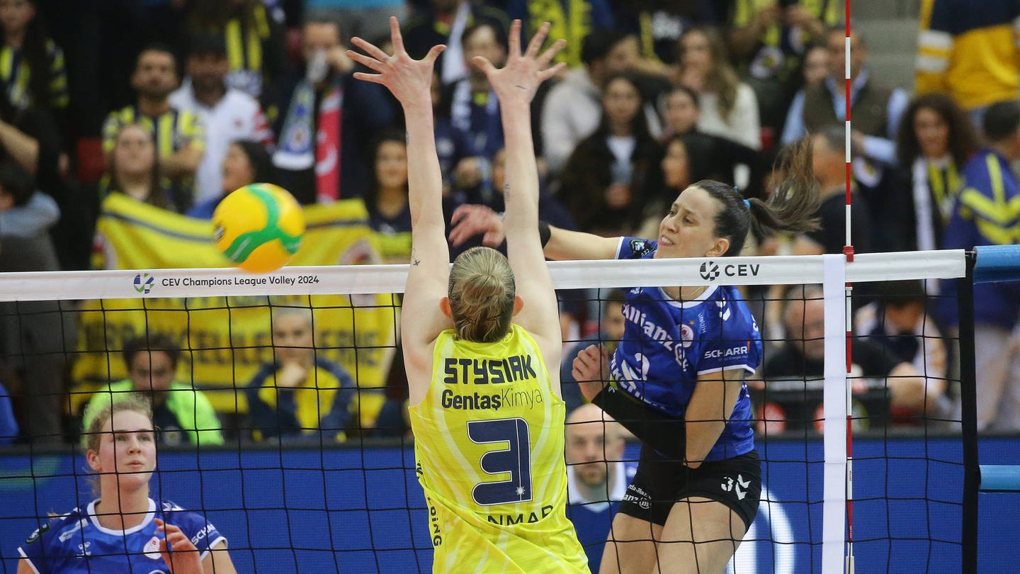 Maria Segura Palleres vom Allianz MTV Stuttgart schmettert gegen Magdalena Stysiak von Fenerbahce Istanbul in der Volleyball-Champions-League. (Foto: IMAGO, IMAGO / Pressefoto Baumann)
