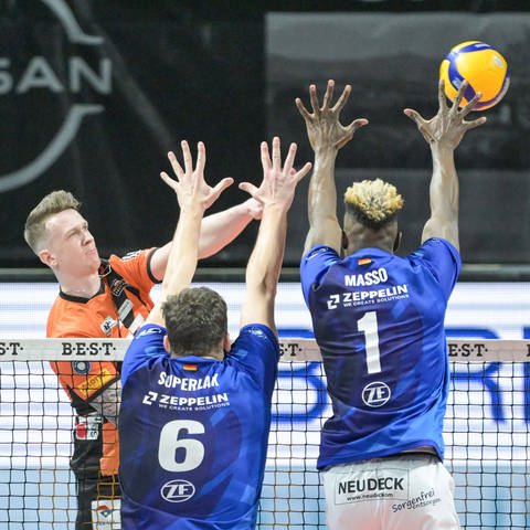 Spielszene aus dem dritten Finalspiel, Volleyball, Berlin gegen Friedrichshafen (Foto: IMAGO, IMAGO / Fotostand)