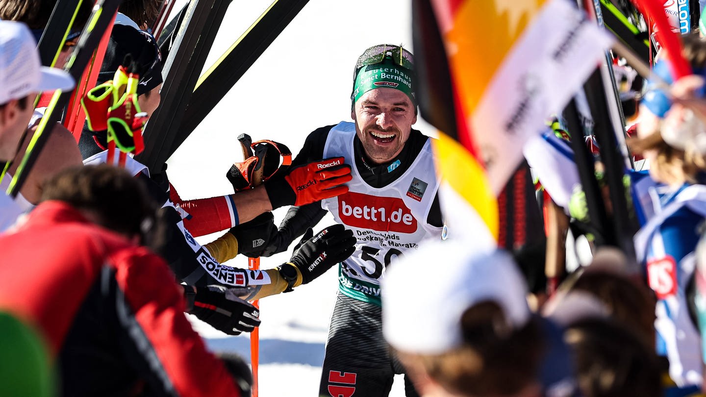 Fabian Rießle kommt ins Ziel in seinem letzten Rennen. (Foto: IMAGO, IMAGO / Eibner)