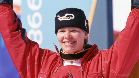 Katja Seizinger (Skirennfahrerin) jubelt bei den Olympischen Spielen 1998 in Nagano, Japan (Foto: picture-alliance / Reportdienste, picture alliance / augenklick/firo Sportphoto | firo Sportphoto)