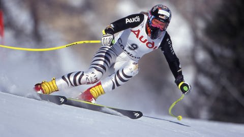 Skirennfahrerin Katja Seizinger in Aktion bei Abfahrt 1996 (Foto: imago images, IMAGO / Sven Simon)