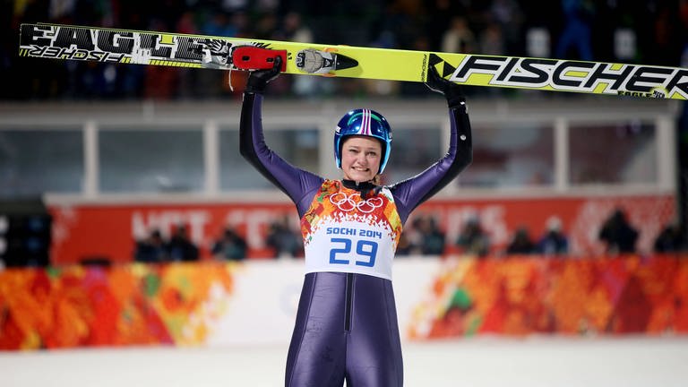 Jubel von Carina Vogt 2014 nach dem Olympiasieg (Foto: IMAGO, IMAGO / GEPA pictures)