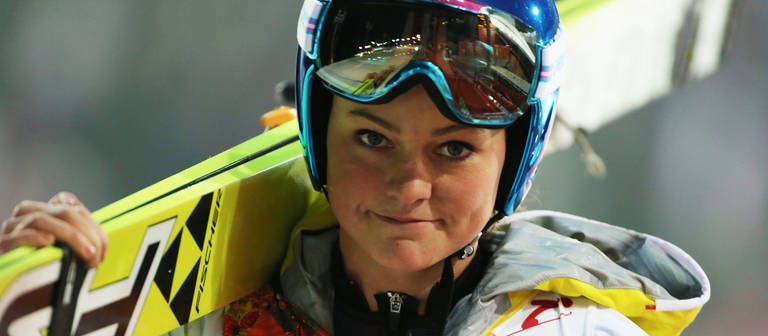 Skispringerin Carina Vogt bei den Olympischen Winterspielen 2014 in Sotschi. (Foto: IMAGO, IMAGO / Sammy Minkoff)