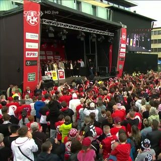 Viele Fans beim Empfang der Spieler des 1. FC Kaiserslautern