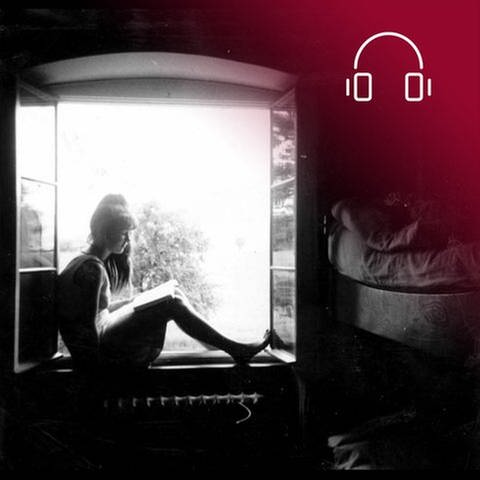 Standbild aus dem Dokumentarfilm Paris - Kein Tag ohne Dich: Schwarzweiß-Aufnahme der jungen Ulrike Schaz, wie sie in einem Fensterrahmen sitzt und ein Buch liest., rotes Overlay mit Icon Kopfhörer  (Foto: SWR, MADE IN GERMANY Filmproduktion)