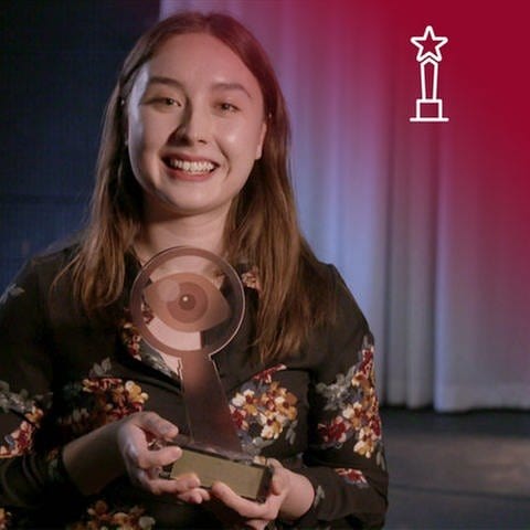 Regisseurin Alison Kuhn, Gewinnerin des Kunst- und Kultutpreises hält den Award für ihren Dokumentarfilm "The Case You" in den Händen. (Foto: SWR)