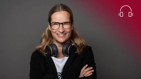 Anja Kalischke-Bäuerle mit Kopfhörern um den Hals, rotes Overlay mit Icon Kopfhörer (Foto: SWR, Fotograf Andreas Dalferth)