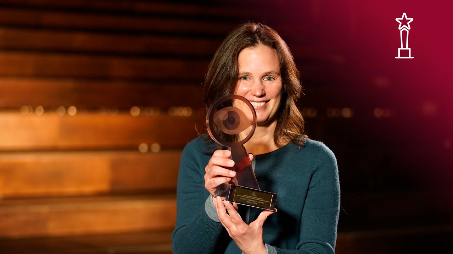 Regisseurin Wiebke Pöpel hält den den Dokumentarfilmpreis 2021 in der Kategorie Musik für für ihren Dokumentarfilm 