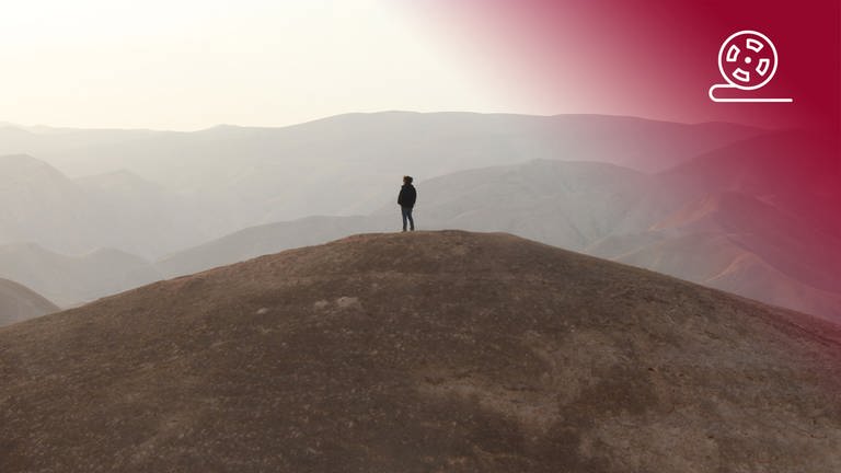 Standbild aus dem Dokumentarfilm Endlich Tacheles: Yaar in den Bergen in Israel, rotes Overlay mit Icon Filmrolle (Foto: SWR, HANFGARN & UFER, Lars Barthel)