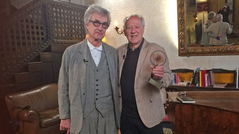 Wim Wenders übergibt den Ehrenpreis für das Lebenswerk an Werner Herzog. (Foto: SWR)