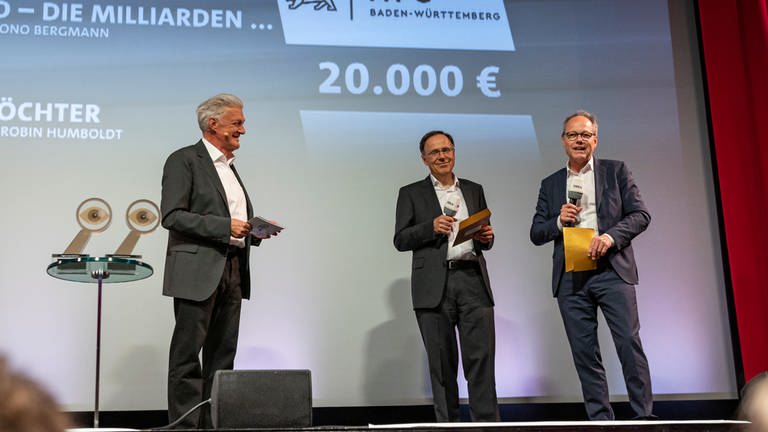 Max Moor (links) moderierte die Preisverleihung am 24. Juni. Mit im Bild: Carl Bergungen, Geschäftsführer der Medien- und Filmgesellschaft Baden-Württemberg und SWR Intendant Prof. Kai Gniffke (rechts). (Foto: SWR, Patricia Neligan)
