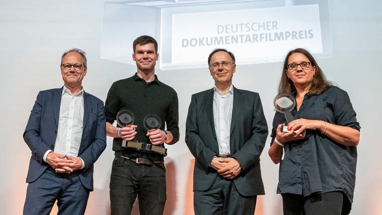 Den Hauptpreis teilten sich Maria Speth (rechts) für "Herr Bachmann und seine Klasse" und Franz Böhm (2. v.l.) für "Dear future Children". Weitere Preise gingen an... (Foto: SWR, patricia Neligan)