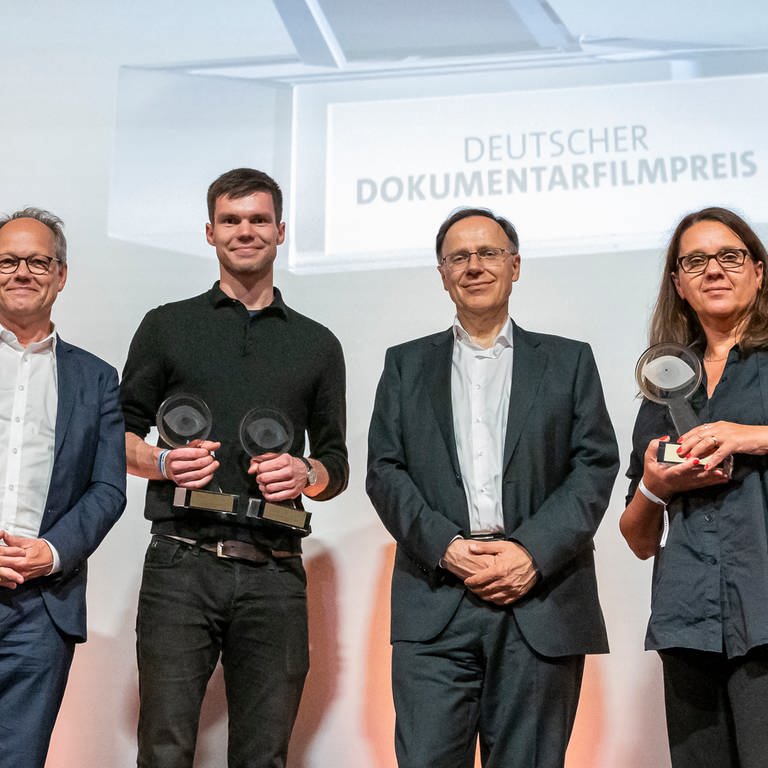 Den Hauptpreis teilten sich Maria Speth (rechts) für "Herr Bachmann und seine Klasse" und Franz Böhm (2. v.l.) für "Dear future Children". Weitere Preise gingen an...