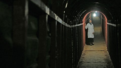 Dr. Amani Ballour in den Gängen der Klinik „The Cave“ im Untergrund (Foto: SWR, Danish Documentary)