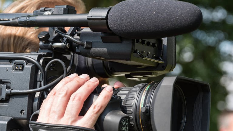 Mann hält eine Filmkamera auf der Schulter (Foto: IMAGO, Imago)