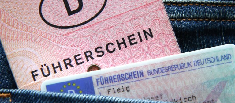 Alte rund neuer Führerschein (Foto: picture-alliance / Reportdienste, Fleig / Eibner-Pressefoto)