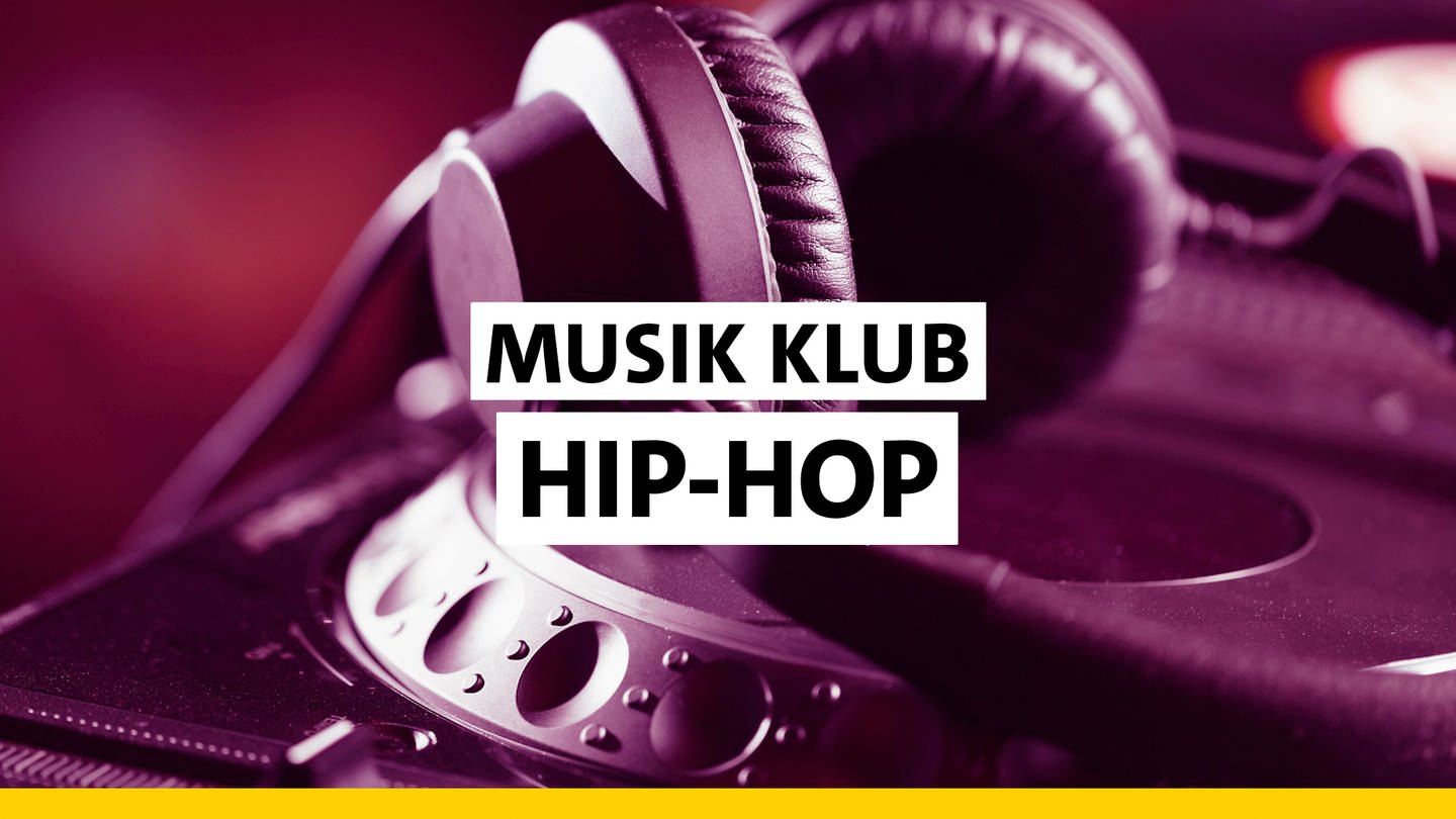 SWR1 Hip-Hop: Beats und Bässe - die Sendung zum Nachhören. Ein Kopfhörer liegt auch der Bedienkonsole eines professionellen DJ-CD-Players