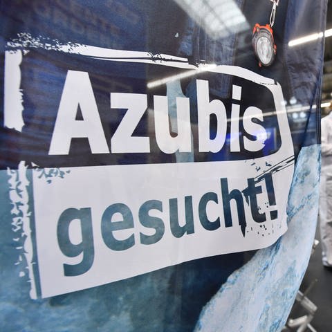 «Azubis gesucht» steht auf einem Banner am Stand einer Firma. (Foto: dpa Bildfunk, picture alliance/dpa/dpa-Zentralbild | Martin Schutt)