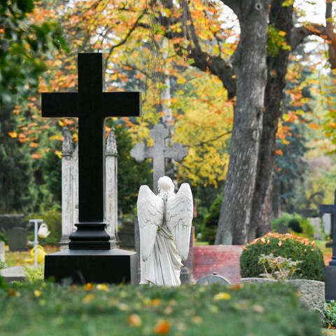 Friedhof im Herbst (Foto: dpa Bildfunk, Picture Alliance)