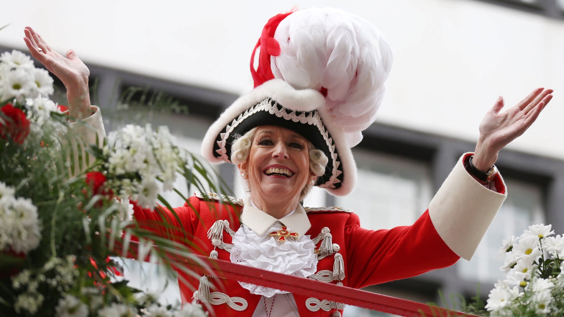 Die Kölner Oberbürgermeisterin Henriette Reker feiert Rosenmontag am 08.02.2016 in Köln. (Foto: dpa Bildfunk, picture alliance / dpa | Rolf Vennenbernd)