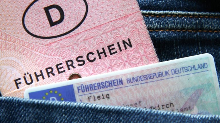Alte rund neuer Führerschein (Foto: picture-alliance / Reportdienste, Fleig / Eibner-Pressefoto)
