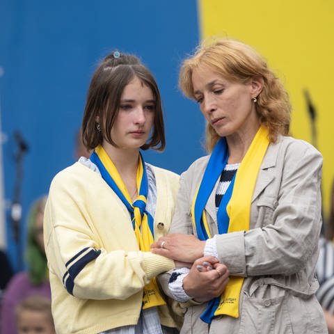 Zwei Ukrainerinnen auf der Friedenskundgebung des Katholikentags in Stuttgart 2022 (Foto: picture-alliance / Reportdienste, Picture Alliance)