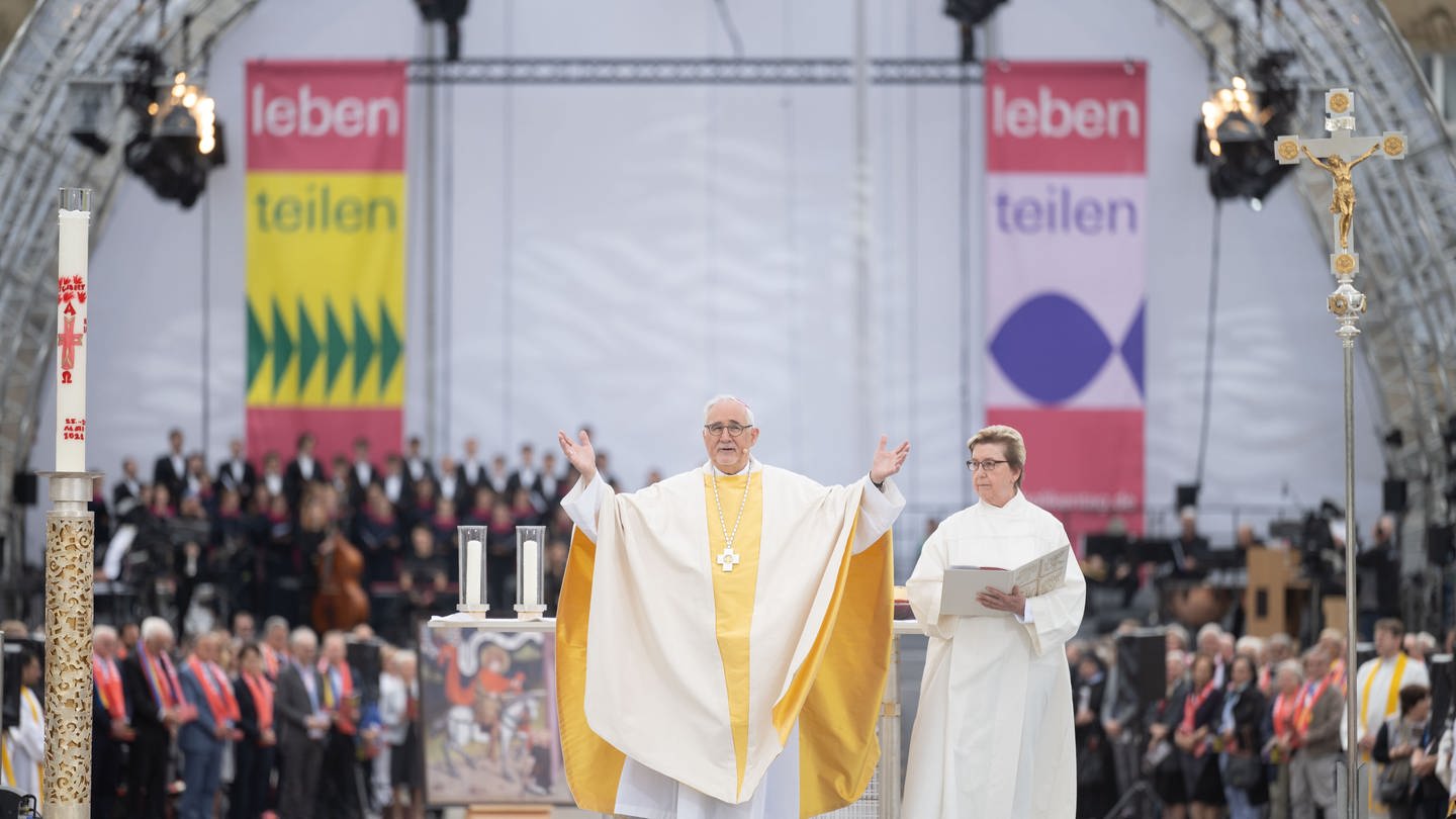 Gebhard Fürst beim Gottesdienst auf dem Katholikentag (Foto: picture-alliance / Reportdienste, Picture Alliance)