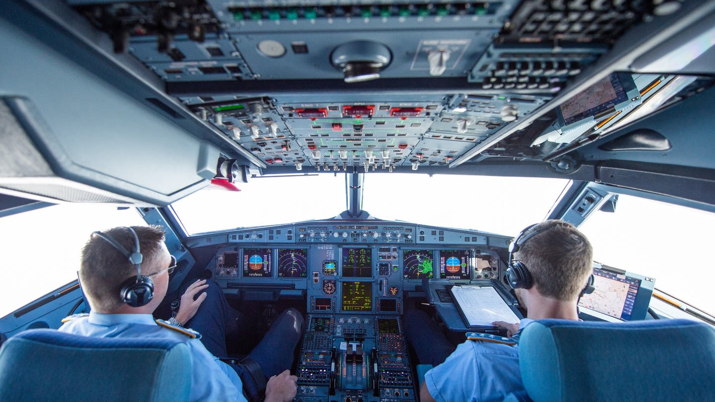 Zwei Piloten sitzen auf dem Flughafen im Cockpit eines Lufthansa-Airbus A380