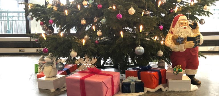 Weihnachtsbaum mit Geschenken (Foto: SWR)