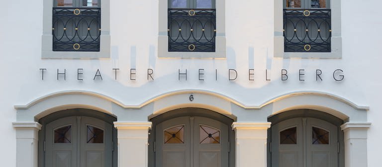 Der Schriftzug "Theater Heidelberg" ist an der Außenfassade des Theatergebäudes zu sehen. (Foto: picture-alliance / Reportdienste, picture alliance / dpa | Uwe Anspach)