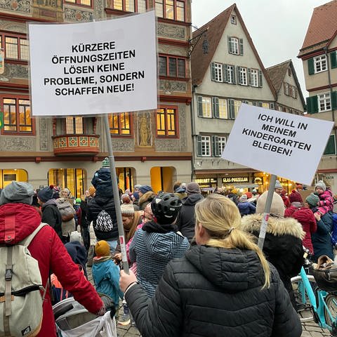 Eltern demonstrieren vor dem Rathaus in Tübingen  (Foto: SWR, Miriam Plappert)