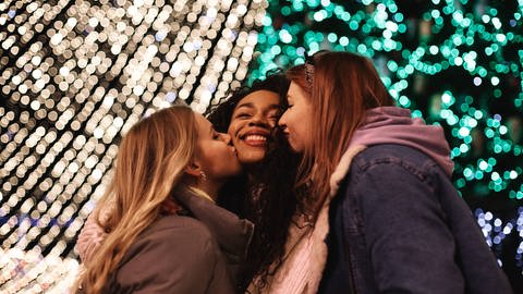 Drei Freundinnen (Foto: IMAGO, IMAGO / Cavan Images)