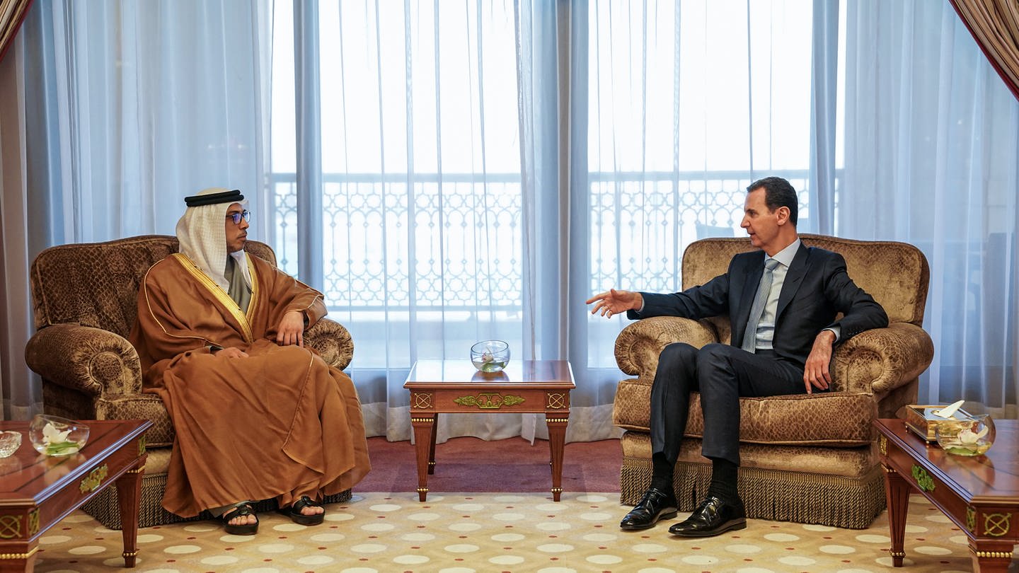 Scheich Mansour bin Zayed Al Nahyan (l), stellvertretenden Präsidenten und stellvertretenden Premierminister der Vereinigten Arabischen Emirate, im Gespräch mit Baschar al-Assad, Präsident von Syrien, am Rande des 32. Gipfel-Treffens der Arabischen Liga (Foto: dpa Bildfunk, picture alliance/dpa/SANA |)