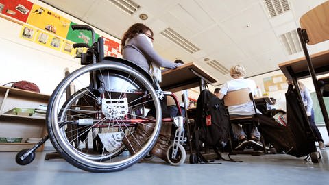 Eine behinderte Schülerin sitzt in ihrem Rollstuhl im Klassenraum (Foto: dpa Bildfunk, Picture Alliance)
