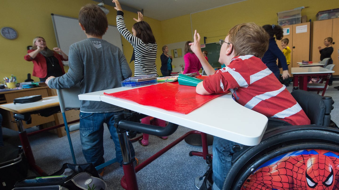 Inklusion in einer Regelschule, Behinderte und Nicht-Behinterte gemeinsam statt Förderschule (Foto: dpa Bildfunk, picture alliance / dpa | Armin Weigel)