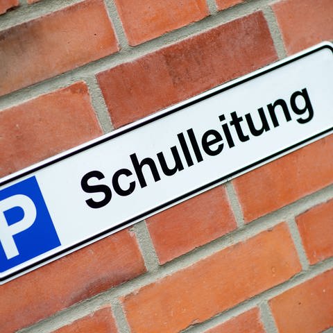 Ein Schild mit der Aufschrift „Schulleitung“ (Foto: picture-alliance / Reportdienste, dpa Bildfunk, picture alliance/dpa | Hauke-Christian Dittrich)