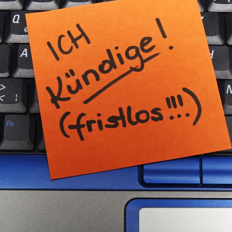 Notizzettel auf Laptop-Tastatur "Ich kündige fristlos"  (Foto: IMAGO, IMAGO / blickwinkel)