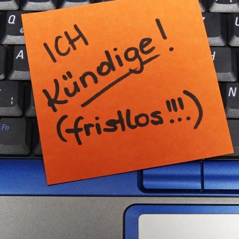 Notizzettel auf Laptop-Tastatur "Ich kündige fristlos"  (Foto: IMAGO, IMAGO / blickwinkel)
