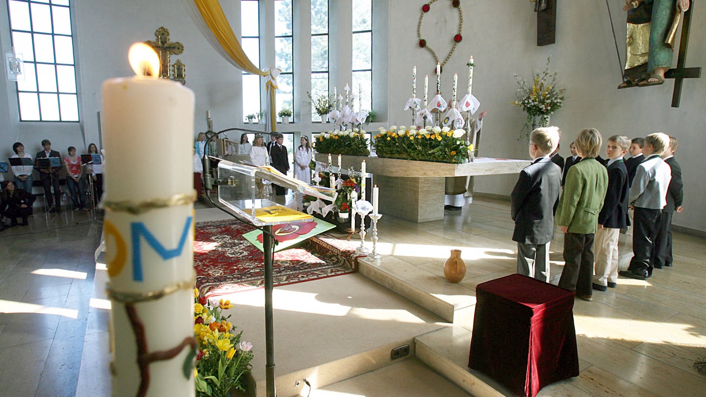 Szene während der Heiligen Erstkommunion in der katholischen Pfarrkirche St. Peter und Paul in Baierbrunn (Foto: picture-alliance / Reportdienste, Picture Alliance)