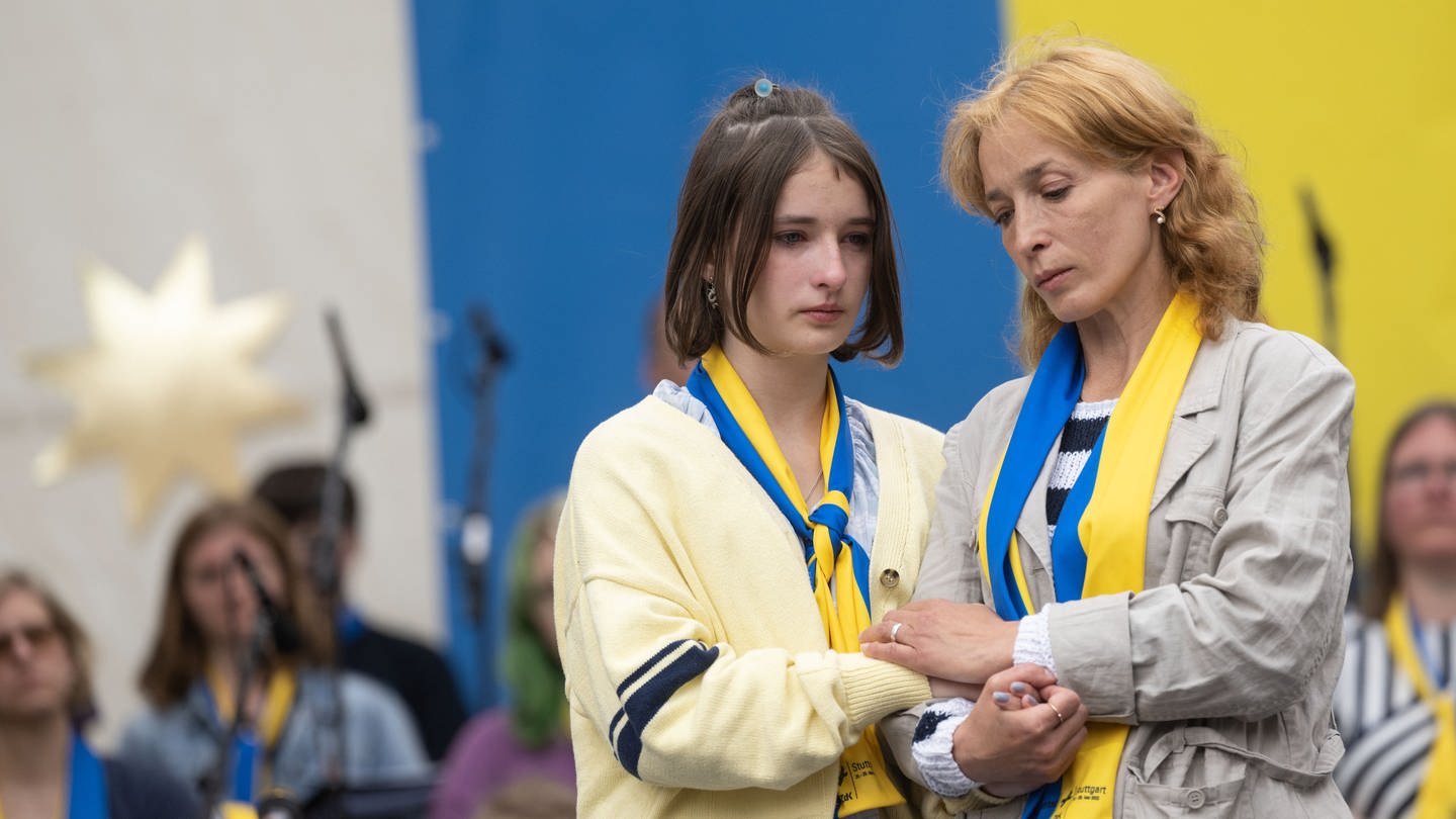 Zwei Ukrainerinnen auf der Friedenskundgebung des Katholikentags in Stuttgart 2022 (Foto: picture-alliance / Reportdienste, Picture Alliance)