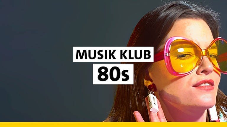SWR1 Musik Klub "80er" - eine junge Frau mit großer, orangefarbener Sonnenbrille und buntem Jogginganzug schaut in die Kamera