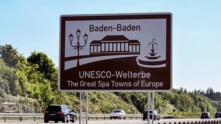 Infotafel "Baden-Baden UNESCO-Welterbe The Great Spa Towns of Europe" an der Autobahn (Foto: dpa Bildfunk, Picture Alliance)