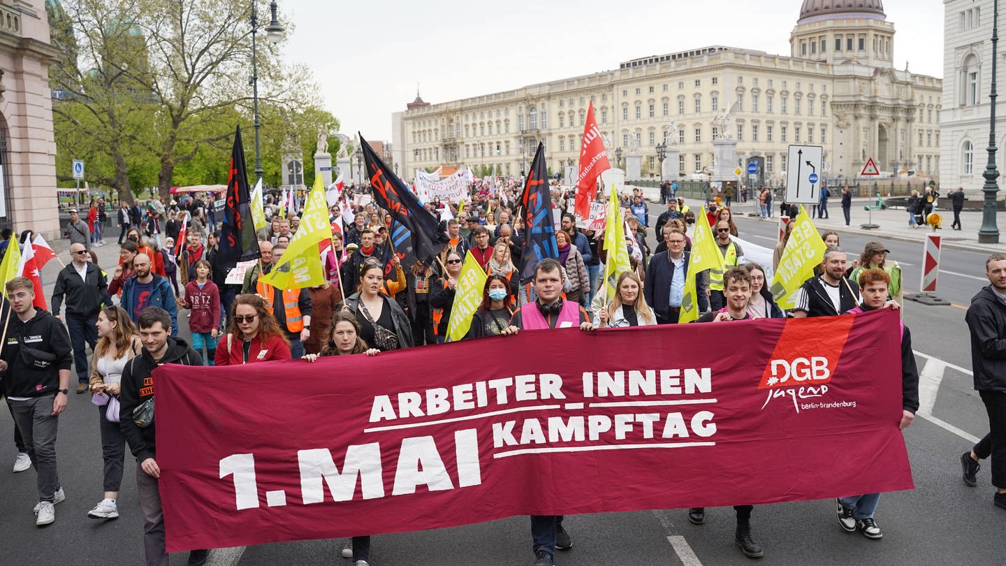 Demonstrationszug im Rahmen der Hauptkundgebung des DGB am 1. Mai (Foto: dpa Bildfunk, picture alliance/dpa/ Jörg Carstensen)
