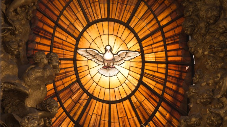 Das Fenster mit der Heilig-Geist-Darstellung leuchtet im Petersdom im Vatikan Taube Plage Symbol (Foto: picture-alliance / Reportdienste, dpa | Michael Kappeler)